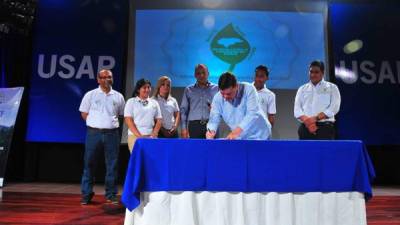 Momento en el que Senén Villanueva, rector de la Usap, firma alianza con Jóvenes Contra el Cambio Climático.