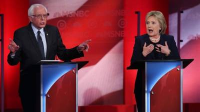 El senador Bernie Sanders y la exsecretaria de Estado Hillary Clinton en un debate que hizo enojar a la precandidata. Foto: AFP/Justin Sullivan