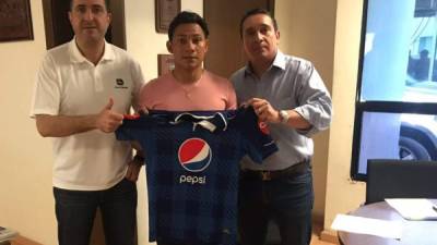 Carlos Sánchez firmó por dos campañas con el club azul. FOTO MOTAGUA TWITTER.