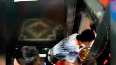 La imprudencia de esta mujer le pudo costar la vida.