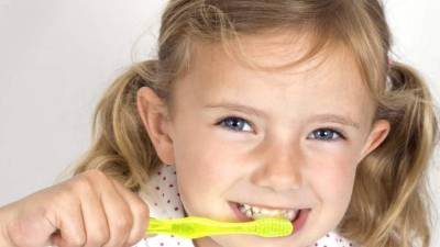 Los niños deben lavarse los dientes tres veces al día.