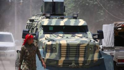 La principal fuerza que combate a EI esta conformada por combatientes árabes y kurdos que componen las Fuerzas Democráticas Sirias (FDS).