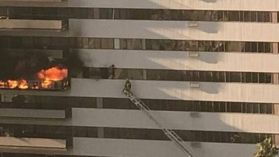 Los bomberos de Los Ángeles rescataron a un hombre que estaba a punto de saltar al vacío por las llamas./Twitter.