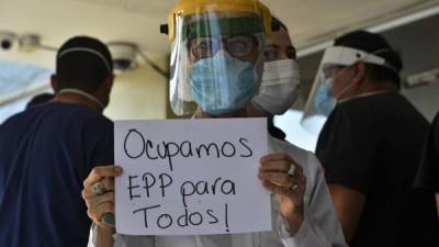 Una trabajadora de la salud pide equipos de protección personal en un hospital de Tegucigalpa. La capital ha registrado un incremento acelerado de casos de COVID-19 en fechas recientes.