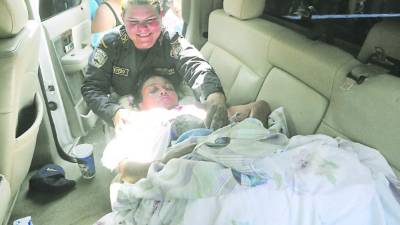 La mujer y su hijo fueron llevados al hospital.