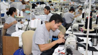 Colaboradores de una empresa textil en Choloma elaboran prendas de vestir.