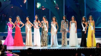 Imagen de las diez semifinalistas en el 57º Certamen Anual de Miss Universo celebrado en el Centro de Convenciones de la Corona en Nha Trang, Vietnam