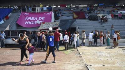 Los integrantes de la caravana de migrantes han pasado las últimas horas en un estadio en la Ciudad de México.