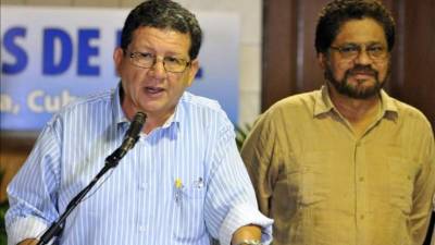 El segundo jefe de las FARC y líder de los delegados de la guerrilla en las negociaciones de paz con el Gobierno colombiano, Luciano Marín, alias 'Iván Márquez' (d), escucha a uno de los comandantes de la organización insurgente Jorge Torres Victoria, alias 'Pablo Catatumbo' (i), en el Palacio de Convenciones de La Habana (Cuba). EFE