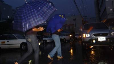 Una onda tropical afecta al país y provoca fuertes lluvias en la mayor parte de Honduras.