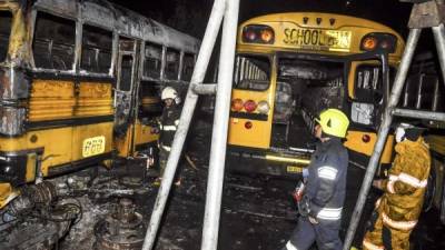 Elementos del Cuerpo de Bomberos apagaron el incendio en la colonia La Primavera, de la capital.