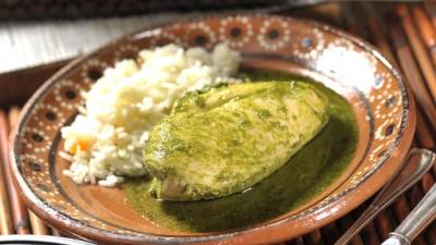 Puede servir el pollo con arroz y también vegetales.