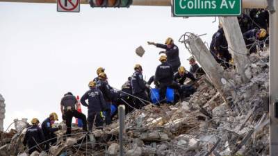 Los rescatistas siguen trabajando para recuperar cuerpos de las víctimas pese a los fuertes vientos por la tormenta Elsa./EFE.