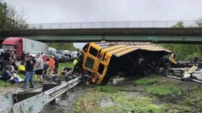 El autobús escolar que chocó contra un camión de basura quedó semidestruido./Foto Twitter.