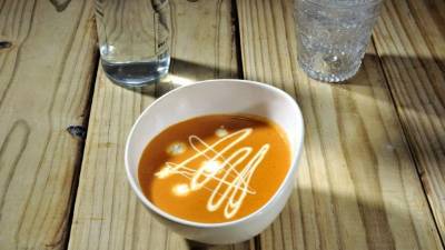 Agregar mantequilla para servir la crema de calabaza.