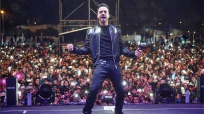 El cantante Luis Fonsi deleitó a los pobladores de Dolores en Argentina.