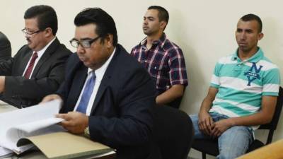 Los abogados defensores y dos de los acusados en el inicio del juicio oral y público.