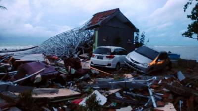 Un tsunami provocado por una erupción volcánica golpeó playas turísticas en Indonesia y deja hasta el momento 220 muertos.