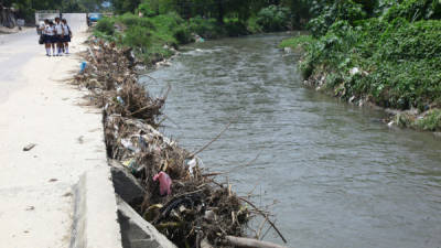 Vado sobre el río El Sauce tiene basura acumulada, impidiendo la libre circulación del agua.