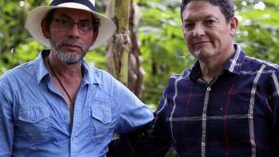 Fotografía divulgada por las FARC en la que el comandante alias Pastor Alape abraza al brigadier general Rubén Alzate, liberado por esa guerrilla comunista. AFP