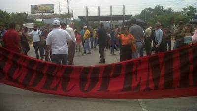 Maestros se tomaron la mañana de este viernes las casetas del peaje en el bulevar del norte en San Pedro Sula.