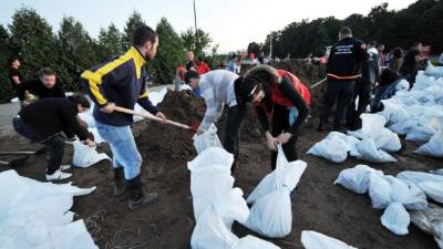 Voluntarios en la ciudad de Orasje, Bosnia llenaron sacos de arena para contener las inundaciones.