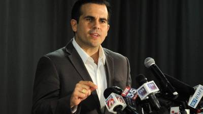 MIA46. SAN JUAN (PUERTO RICO), 16/07/2019.- El gobernador de Puerto Rico, Ricardo Rosselló, habla durante una conferencia de prensa ofrecida este martes en la Fortaleza, sede del ejecutivo de la isla. En medio de la presión para que dimita, el gobernador de Puerto Rico, Ricardo Rosselló, aseguró este lunes, en conferencia de prensa, que con su participación y afirmaciones en un chat privado, cuyo contenido ha llevado a una crisis política, cometió 'actos impropios pero no ilegales' y volvió a reiterar que permanecerá en el puesto. EFE/Thais Llorca
