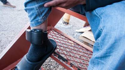 Un indocumentado centroamericano muestra a Efe la tobillera localizadora que le instalaron en El Paso, Texas.