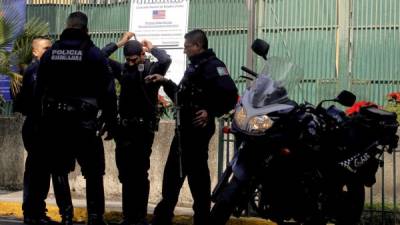 Miembros de la policía mexicana montan guardia frente al Consulado de los Estados Unidos en Guadalajara. AFP