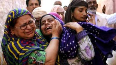 Los familiares de Mohammad Akhlaq lloran su muerte.