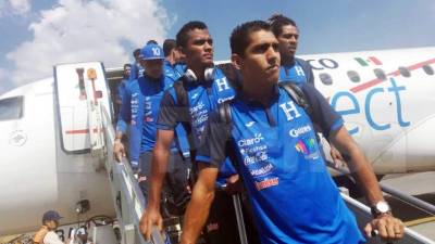 Los seleccionados de Honduras bajan del avión al llegar a México. Foto Ronald Aceituno