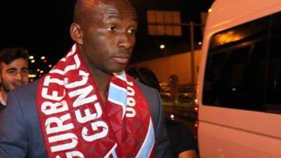 El jugador pidió a su nuevo club que intercediera por su familia tras ver fotos del ataque.