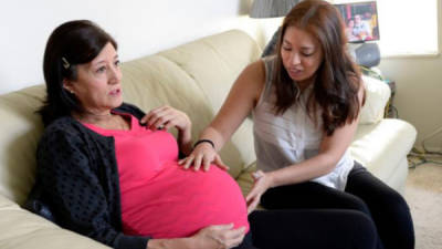 Julia Navarro, de 58 años, está embarazada de ocho meses de la bebé de su hija Lorena McKinnon, de 32, quien ha sufrido una docena de abortos espontáneos. Foto tomada de www.sltrib.com
