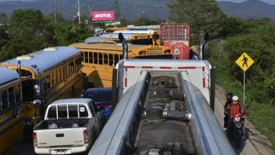 Varias calles de Tegucigalpa, capital de Honduras, fueron bloqueadas este jueves por empresarios y trabajadores del sector Transporte público, exigiendo a las autoridades les permitan volver a trabajar.