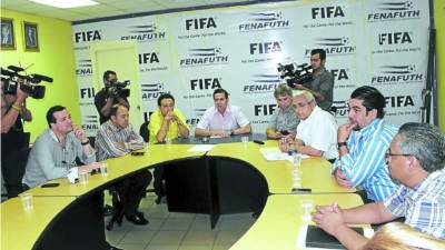 Rafael Callejas, Alfredo Hawit y los presidentes de los equipos de la Liga Nacional.