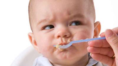 Tenga cuidado con las alergias alimenticias en los bebés.