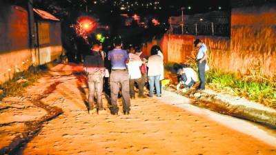 Elementos de investigación y de Medicina Forense realizan las pesquisas del crimen.