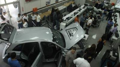 El taller de autotrónica tiene instalados todos los equipos tecnológicos para que los estudiantes hagan sus prácticas con automóviles.