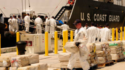 El Caribe hondureño es una de las principales rutas de narcotraficantes sudamericanos que envían cargamentos de cocaína y otras drogas por vía aérea y marítima a Estados Unidos. Foto de la Guardia Costera.