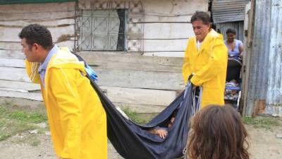 Los integrantes del Codel sacan a un vecino. Fotos: Cristina Santos