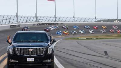 Trump y Melania encabezaron la carrera de NASCAR a bordo de La Bestia./AFP.