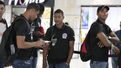 La plantilla del Olimpia en el aeropuerto Toncontín de Tegucigalpa.