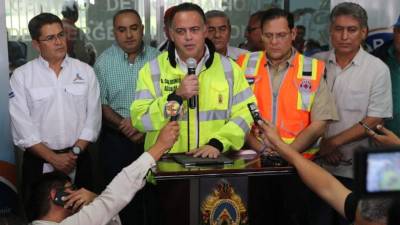 El alcalde de San Pedro Sula, Armando Calidonio, junto al presidente Juan Orlando Hernández, el director de Copeco, Lisandro Rosales, y ediles del Valle de Sula.