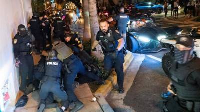 Las autoridades de Miami Beach ordenaron este fin de semana el toque de queda a partir de las 8 de la noche de hoy y cerrarán los viaductos de acceso a esta turística isla de Florida debido a las masas incontrolables durante el receso universitario de Spring Break.