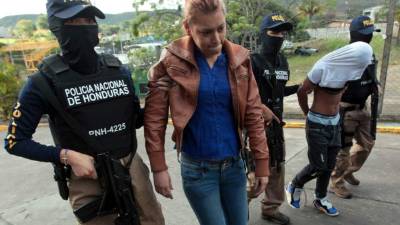 Miembros de la FNA trasladan a Cherry Guevara y al menor de edad. La otra detenida es Lesly Mabel Zambrano.