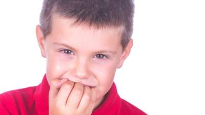Si el pequeño no puede dejar de morderse las uñas es necesario llevarlo con un especialista.