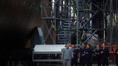 Foto del líder norcoreano, Kim Jon Un en el astillero donde se construye el nuevo submarino. AFP