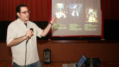 Gustavo Larach es el encargado de impartir el taller.