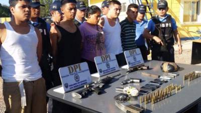 En las diversas operaciones se han incautado unas 2,043 armas de fuego, entre las que figuran fusiles de asalto, granadas de fragmentación, teléfonos móviles e indumentaria policial. Foto de archivo de Diario La Prensa.