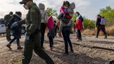 Una madre e hija hondureña llegan a solicitar asilo a Texas después de cruzar el Río Grande desde México.